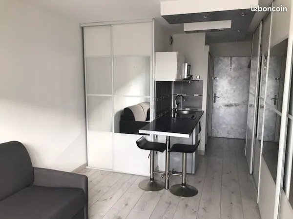 Au 5ème étage avec ascenseur sur petite rue à sens unique, beau studio meublé et équipé, 20 m2 + bal