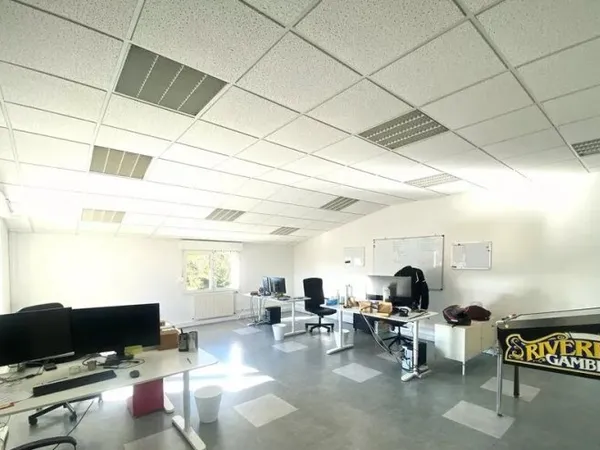 Location bureaux de 100m² avec terrasse de 25m² et/ou bureau de 30m² en rdc - Talant (21240)