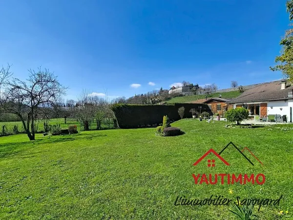 Maison atypique 100 m2 avec terrain 1 800 m2 Bonne Proch