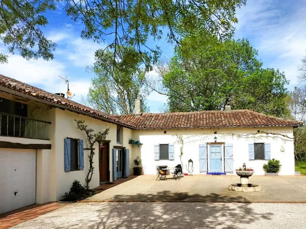 propriété avec 2 maisons indépendantes, joli parc avec pisci