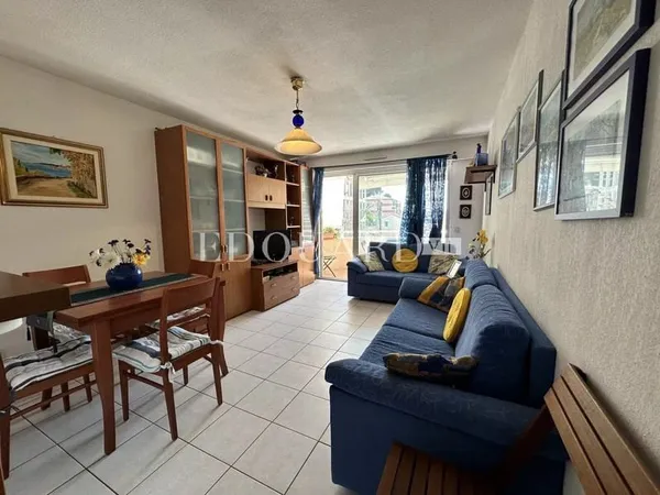 En exclusivité deux pièces en très bon état avec terrasse et cave, au troisième étage d'un immeuble 
