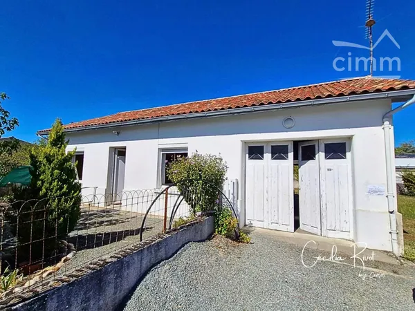 Montendre – Maison de plain-pied de 66 m² à rafraîchir entièrement, avec jardin et deux garages