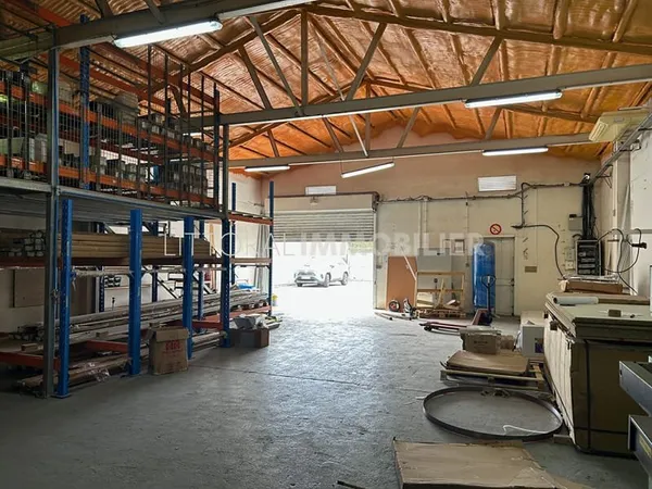 À vendre : Entrepôt et bureaux de 456 m²