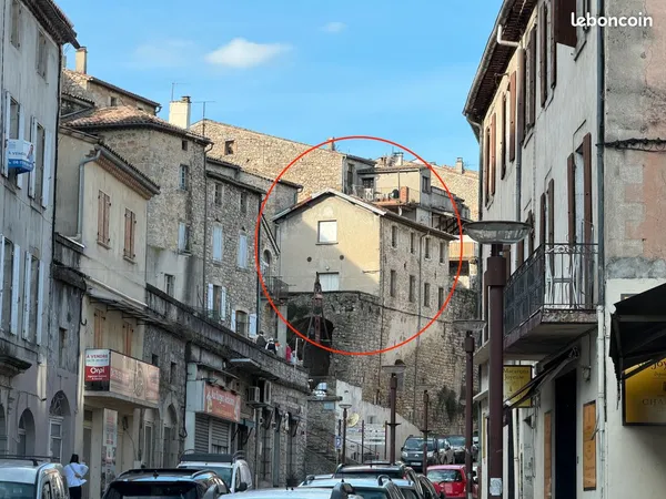 Lot immobilier avec deux appartements, grande terrasse et potentiel à rénover