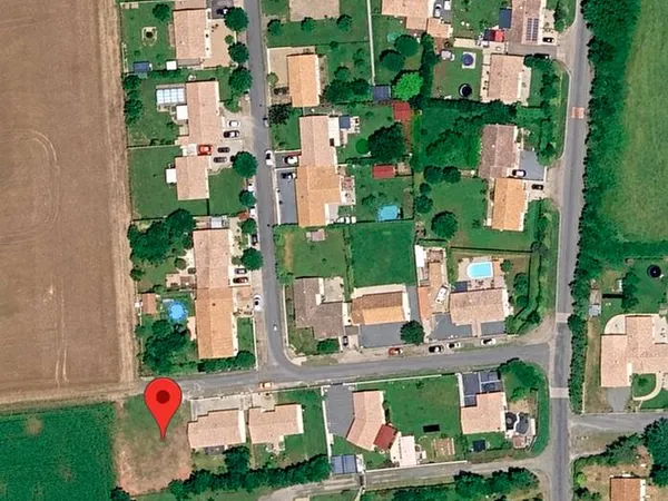 Terrain 618 m²