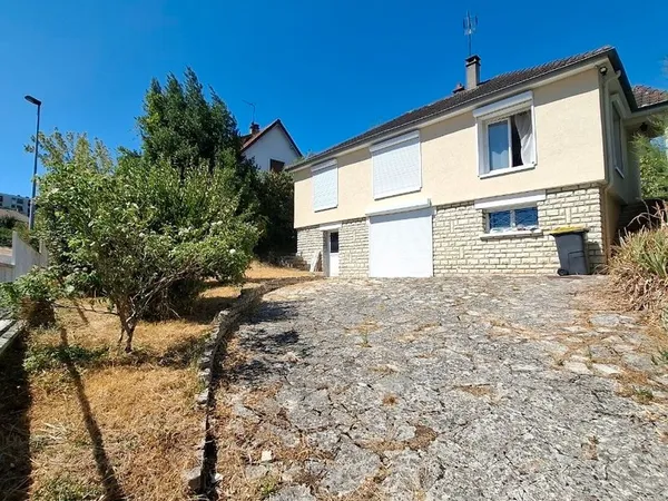 Maison avec sous-sol avec jardin