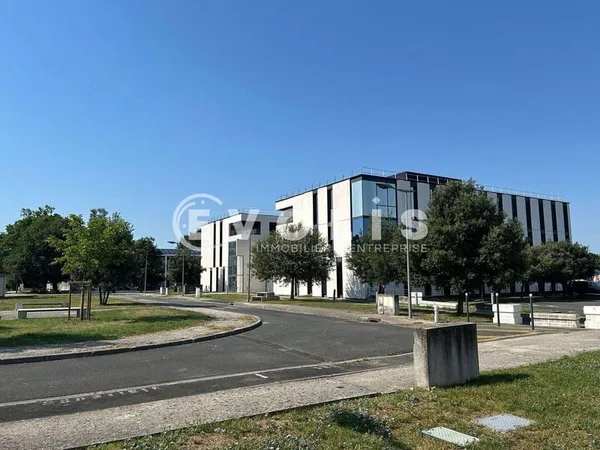 Bureau 667 m²