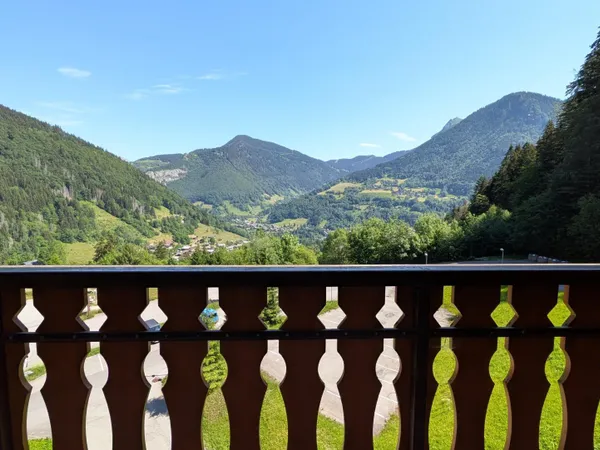 Studio cabine de 23m2 au pied des Pistes avec balcon, cave et place de parking privative