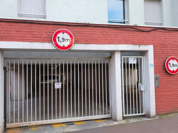 à louer - place de parking couverte et sécurisée - roubaix - 50 /mois