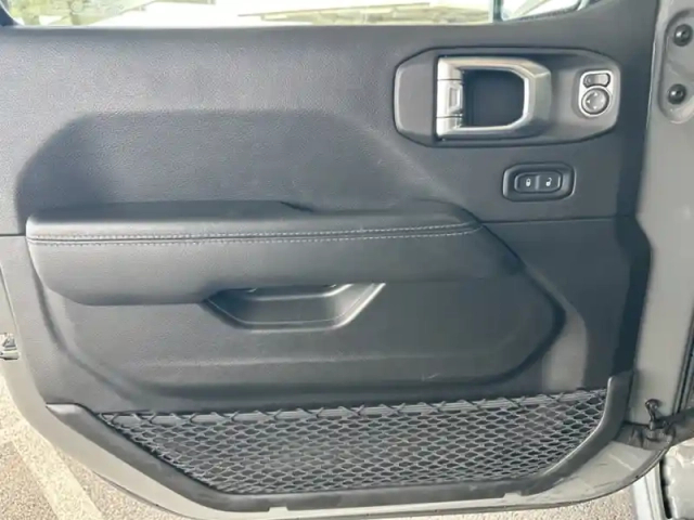 Jeep Wrangler plug-in hybrid rubicon 4xe — photo 20