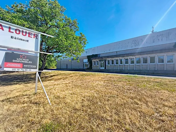Local d'activité à louer à Cressensac - 970 m2 d'entrepôt - 130 m² de bureaux - parking - Axe Passan