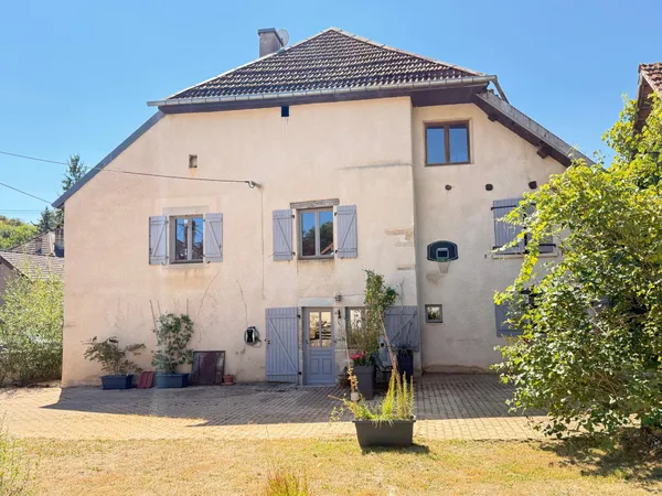 Maison ancienne de 1750, 5 chambres, dépendance et jardin.