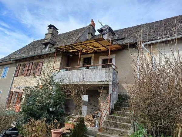 XAINTRIE, charmante maison en pierre avec toiture en lauzes