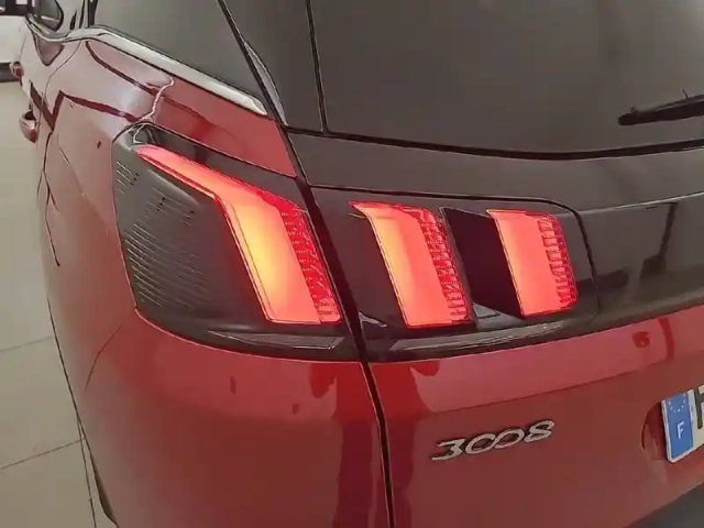 Peugeot 3008 hybrid4 300 e-eat8 — photo 17