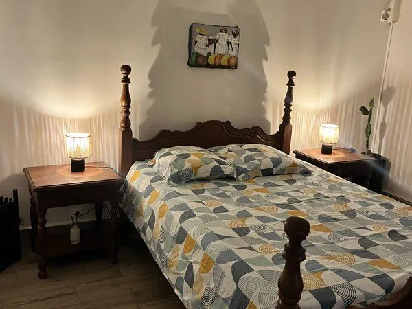 Chambre meublée avec salle de bain privée - Villa calme aux Abymes