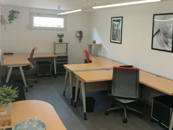 Bureaux à louer - Office with desks for rent
