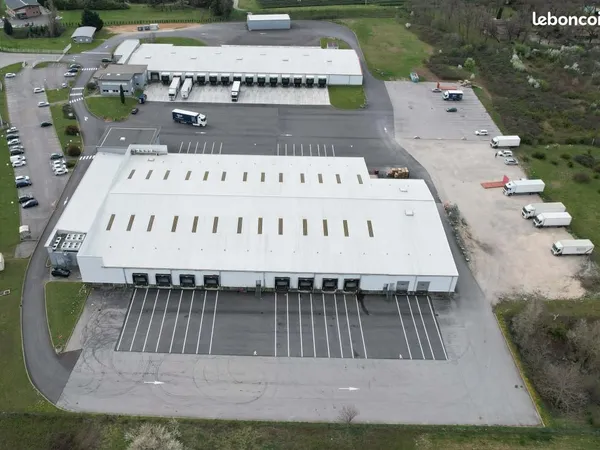 Local industriel 4 892 m²