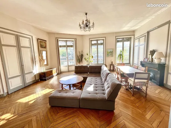 Grand appartement sans vis-à-vis avec vue panoramique sur la Saône - 4 chambres - 166 m² Carrez / 18