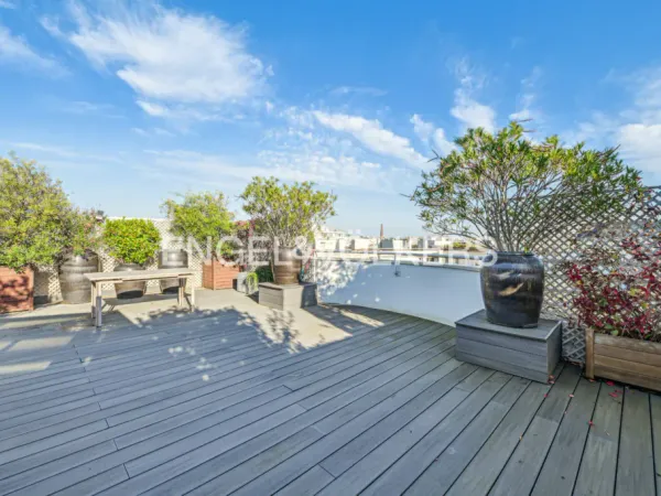 Neuilly / Parmentier - Duplex dernier étage 160 m² Carrez - Toit terrasse