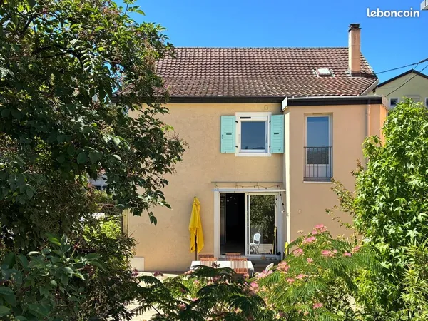 Maison de ville 155 m2, avec jardin et garage, rénovée