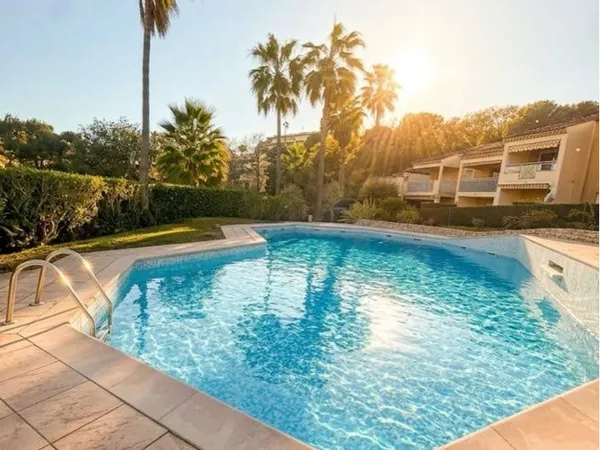 Charmante maison mitoyenne avec jardin et piscine à Villeneuve-Loubet