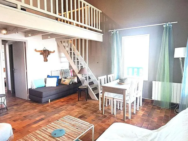 Duplex meublé climatisé avec balcon et parking proche plages et commerces Saintes-Maries