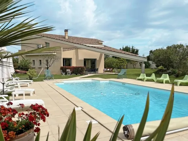 Villa architecturale d'exception avec vue sur le Mont-Ventoux, à proximité de L'Isle-sur-la-Sorgue