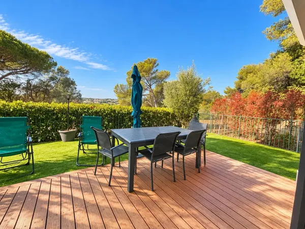 EXCLUSIVITE ! REZ-DE-JARDIN 3P RENOVE 540 000€ TERRASSE