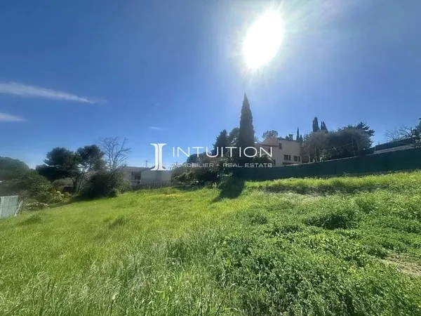 Mougins - Cabrières : Terrain constructible de 778 m2 avec projet de villa