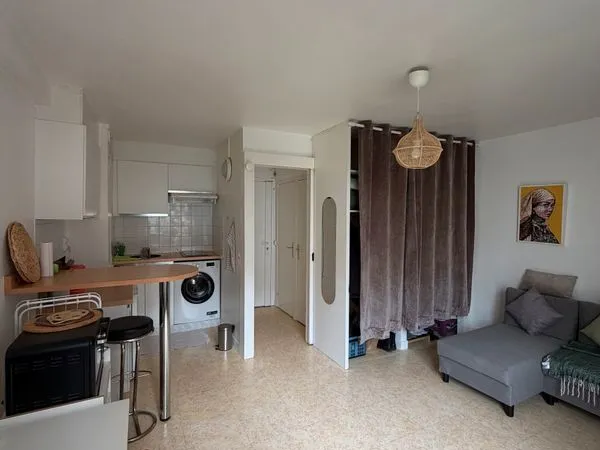 Rare Beau STUDIO - 23.50 M2 Loi carrez Clair, calme, très lumineux, Libre à la vente