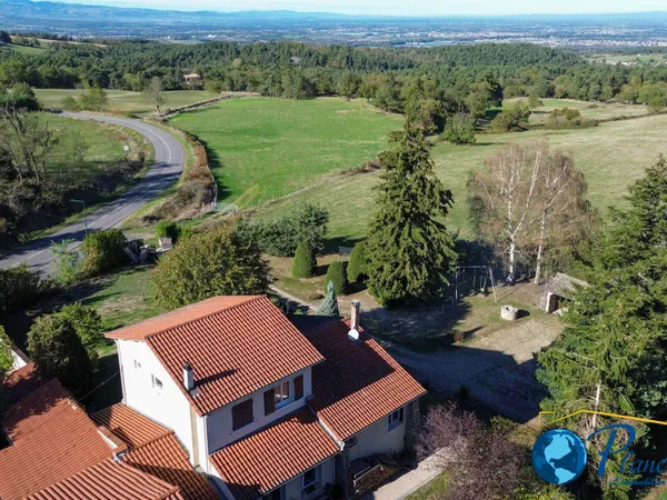 CHAMBLES : BELLE MAISON ENTIREMENT RENOVEE SUR 2015 M2 AVEC