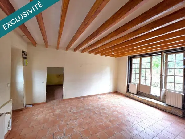 Dans un petit hmaeau : Maison de campagne avec dépendances, à rénover entièrement !