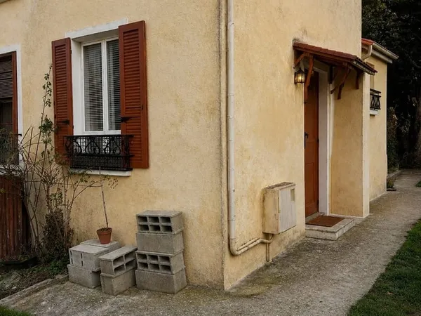 Maison non mitoyenne avec grand jardin Fort potentiel