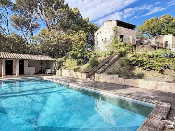 Maison 200 m² piscine vue dégagée terrain 3600 m² double garage studio