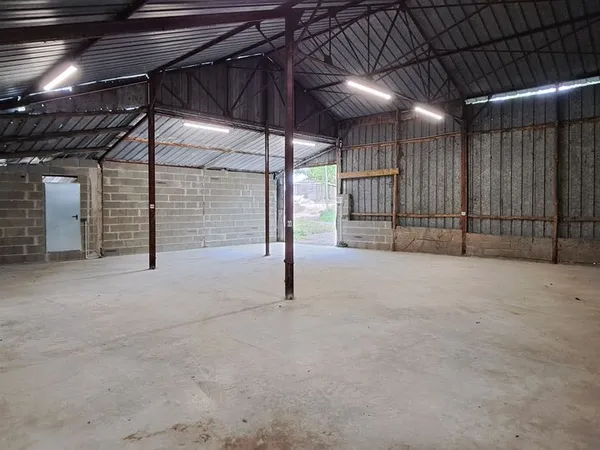 Local entrepôt fermé de 170m²