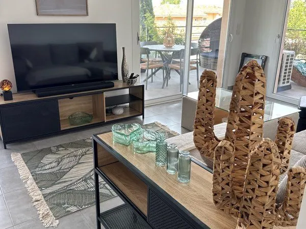 Appartement meublé 3 pièces 65 m2 - terrasse 35 m2 - climatisation dans toutes les pièces - place de