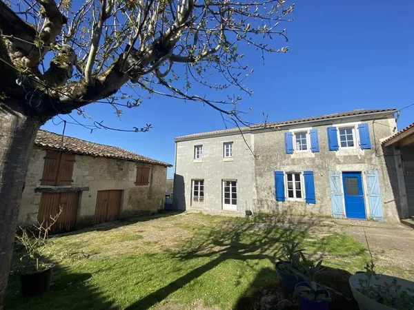 11KM GARE TGV ANGOULEME : ancien corps de ferme en partie ré