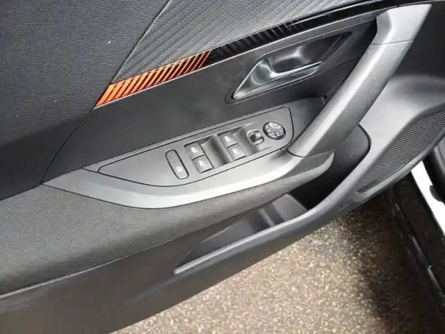 Peugeot 2008 puretech 100 s&amp;s bvm6 — photo 18