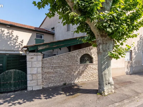 Spacieux triplex 5 pièces, 4 chambres (162 m²) avec cour privative et garage