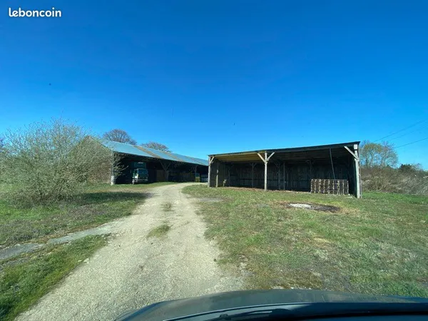 Locaux agricoles 700m2 - Parigné l'évêque sur 900m2 de terrain