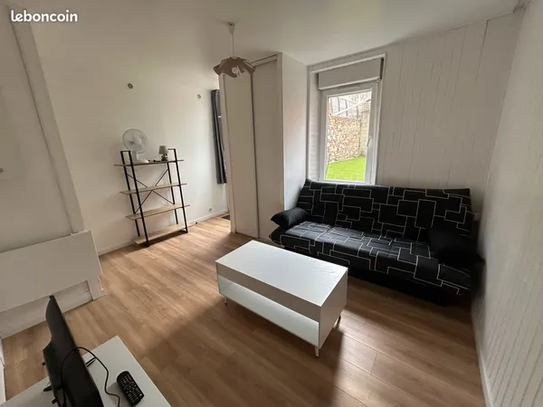 STUDIO MEUBLE HYPERCENTRE AGEN 17m² avec grande cour extérieure + de 25 m² à 395 cc