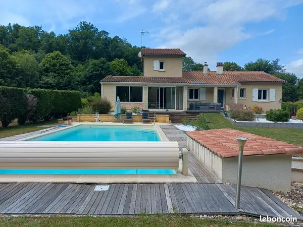 Maison familiale plein pied 170 m2 avec piscine 11x5m sur terrain 2670m2
