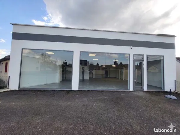 À louer - Local professionnel / Showroom de 148 m² - Saint-Parres-aux-Tertres