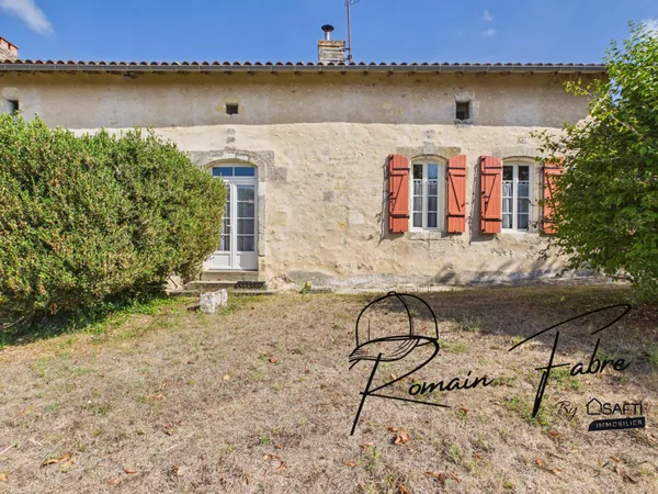 Maison en pierre de 230 m2 avec 4 chambres, garage attenant et arrières chais