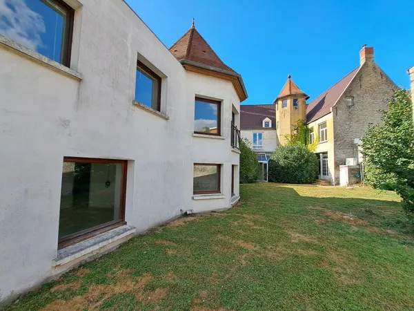 TRES BEL IMMEUBLE DE CARACTERE - 457m2-
