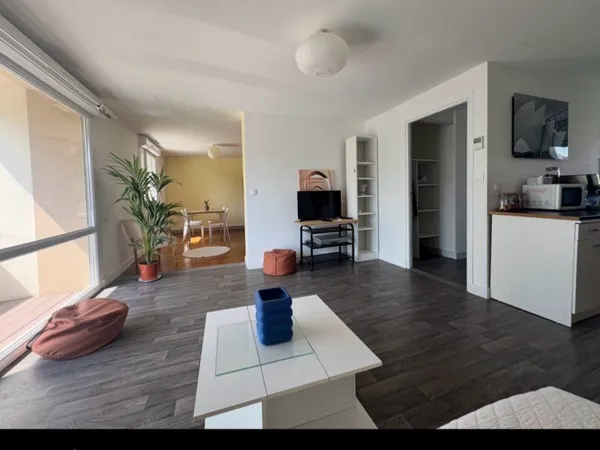 Colocation - grande chambre disponible