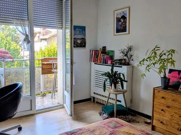 Colocation ou sous-location : grande chambre meublée avec balcon - loyer 480