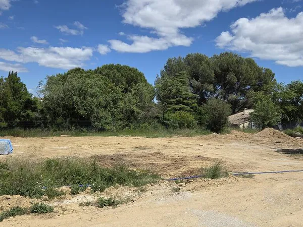 Terrain 745 m²