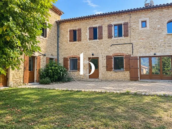 Authentique Bâtisse En Pierre Avec 3 Logements Loués Et 2 400 M² De Terrain !