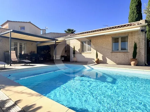 Villa avec piscine, havre de tranquilité.